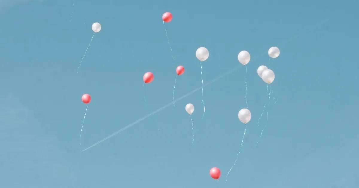 Ilustrasi balon terbang di langit - Next Indonesia